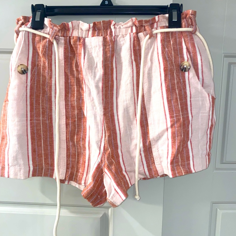 NWT! Super cute shorts! Button detail pockets!